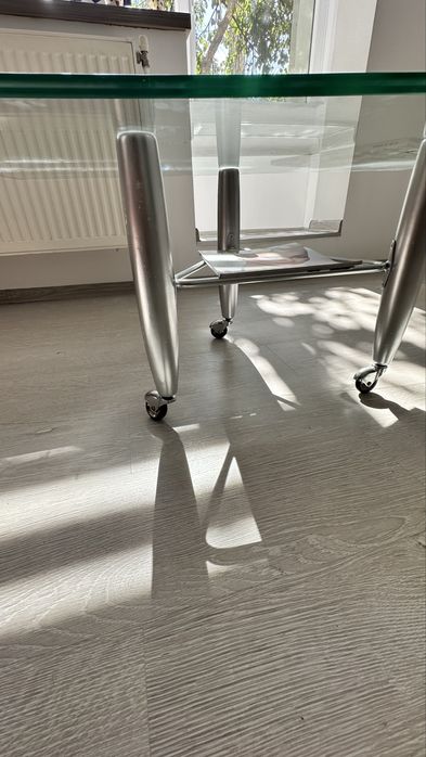 Masă de living din sticlă cu roți