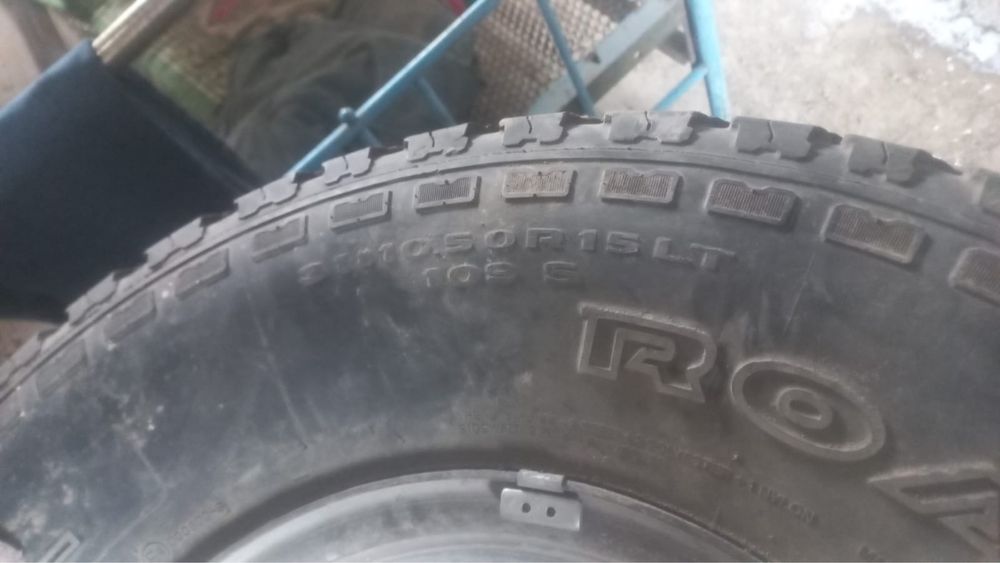 Шины с дисками на внедорожник.