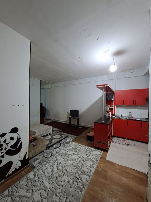 Srochna sotiladi 3 xona 1 etaj 2 etajli dom 10 mikrorayon