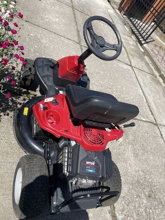 Tractoras masina de tuns gazonul