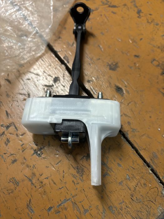 Ограничитель двери прадо 150 правый передний