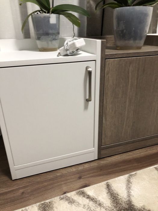 Vând 2 noptiere la preț de 1