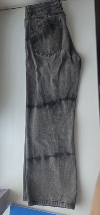 Серые широкие джинсы