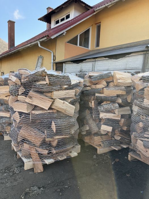 Lemn de foc taiat, despicat si paletizat