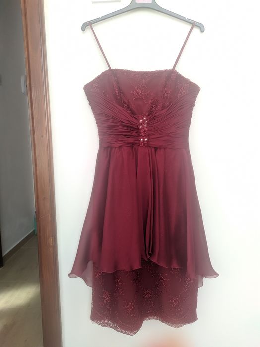 Vând rochie mărimea 34-36, voal și broderie, culoare bordo
