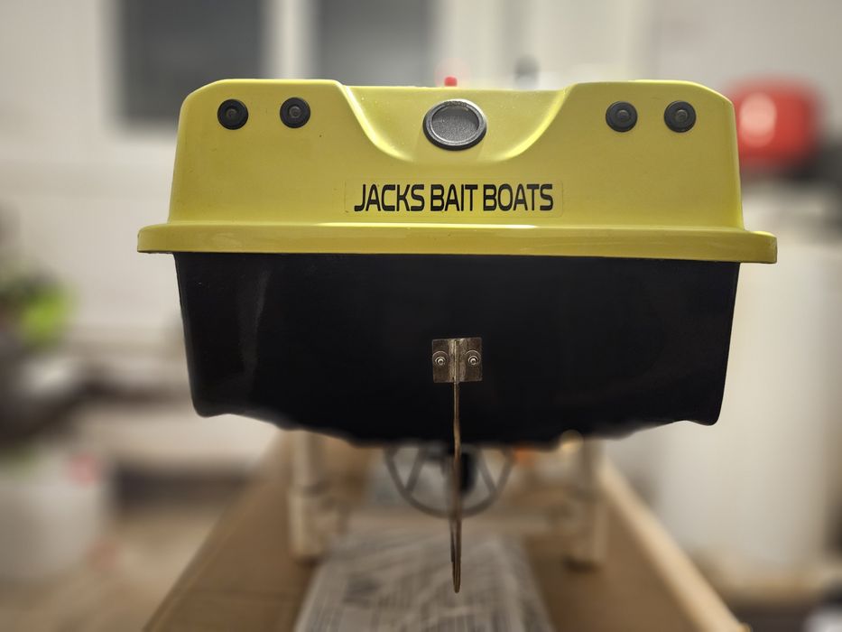 Navomodel de plantat, viteza,cu sonar  Raymarine DragonFly 7 Pro