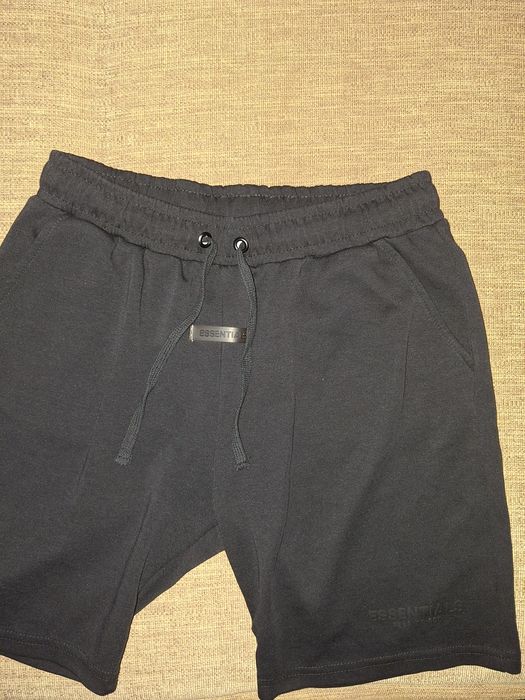 Pantaloni scurti essentials,marimea S,noi cu eticheta,100 lei