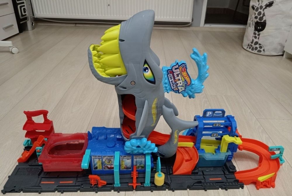Hot Wheels City - Автомивка с акула и количка с промяна на цвета