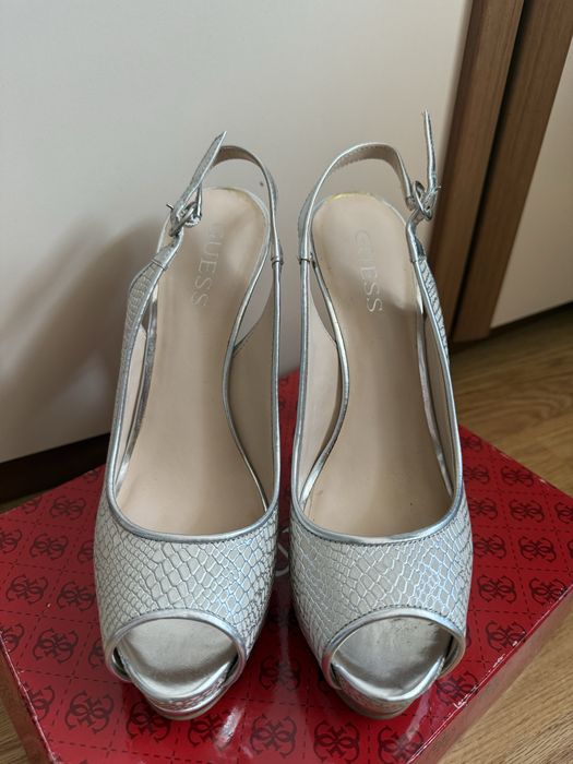 Продам босоножки Guess