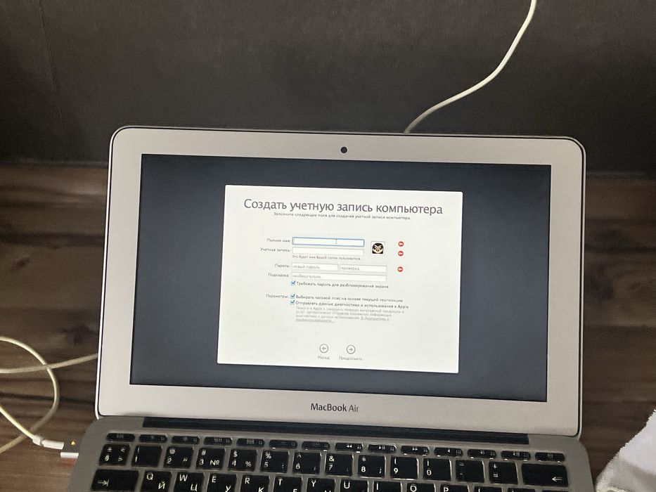 Macbook air, 11, работает, держит заряд