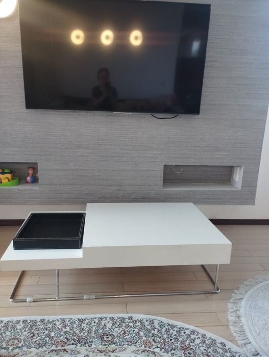 Продается стильный журнальный столик.