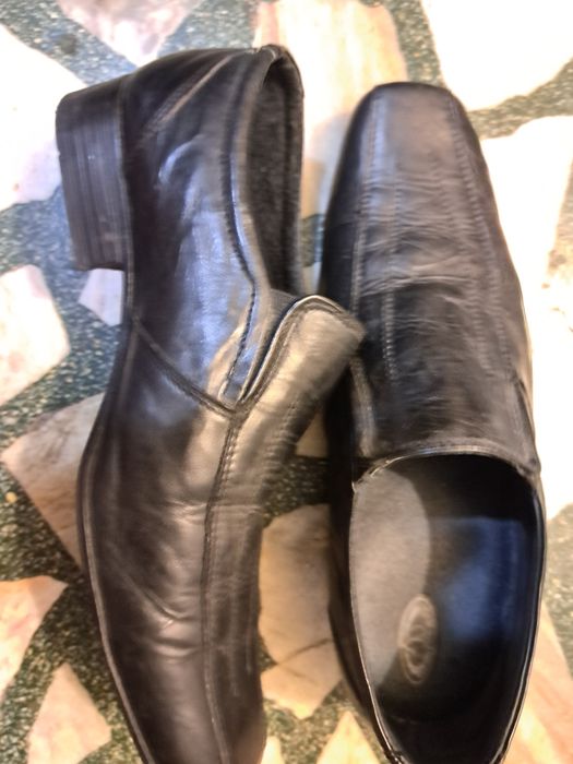 Продава мъжки обувки от естествена кожа