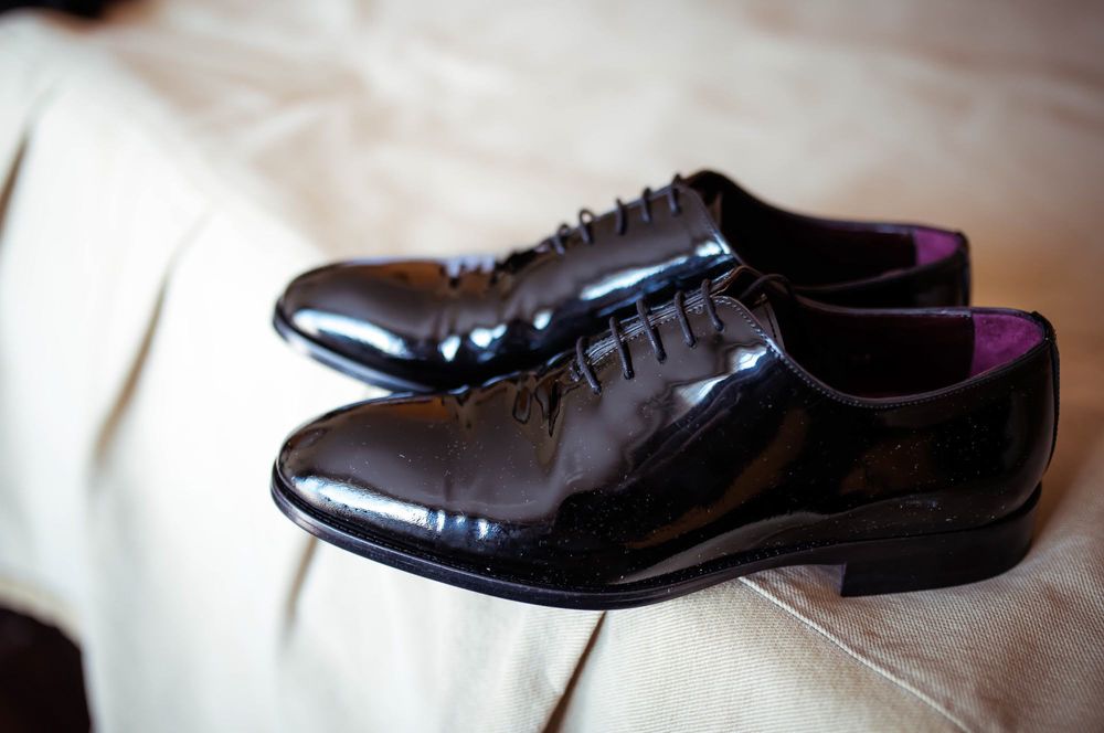 Costum ginere Alberto Dobre, Camasa A.D, Pantofi