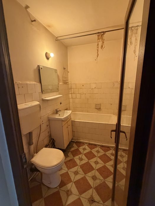 Apartament 2 camere, necesita renovare totala – lângă Liceul Pedagogic