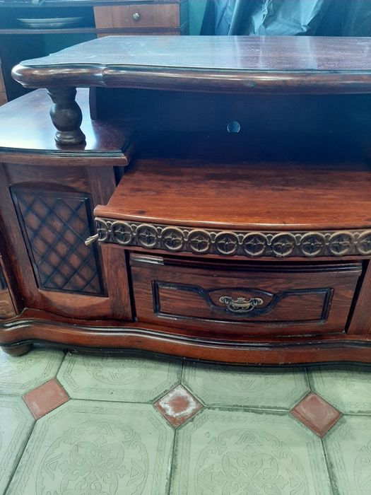 Продам тумбочку под телевизор.