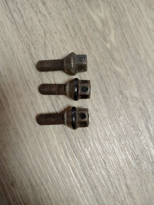Продам болты на Мерседес