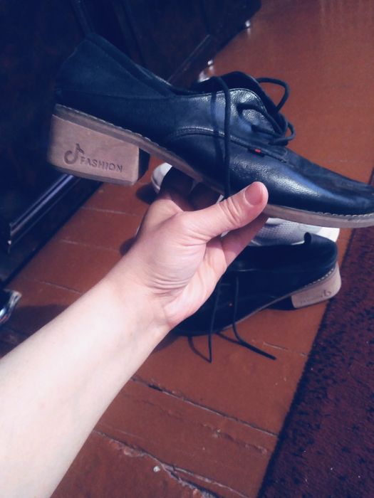 Oyoq kiyimlar sotiladi.