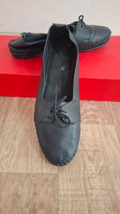 Женский туфли продается.