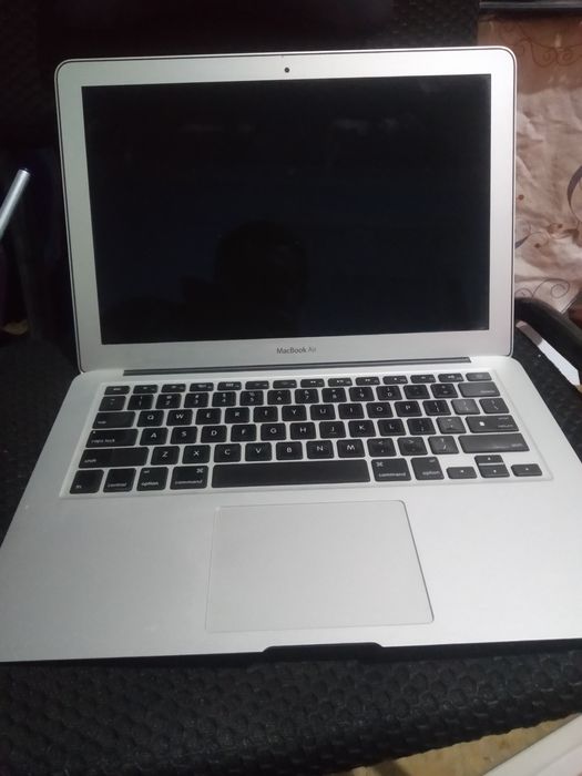 MacBook Air yaxshi holatda