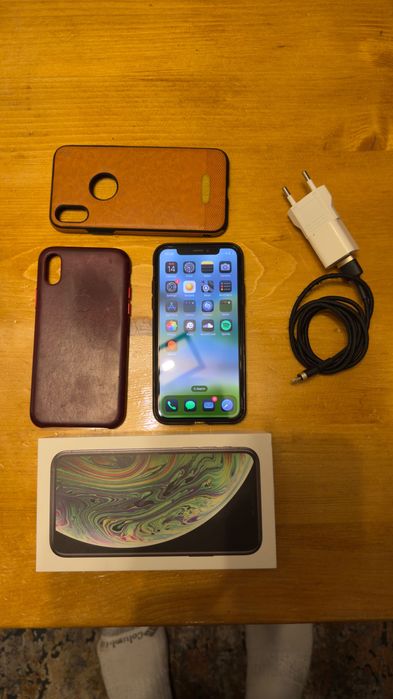 iPhone XS 64 GB - Перфектен + оригинални слушалки