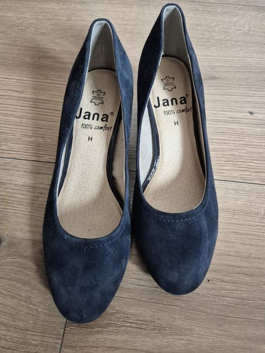 Велурени   обувки  .