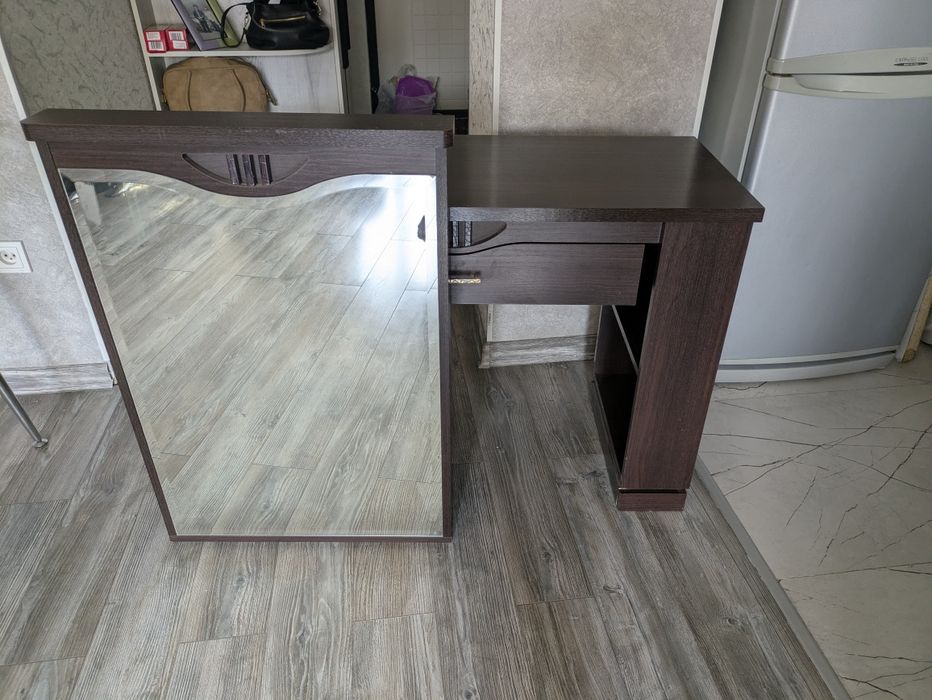 Туалетный столик, трюмо