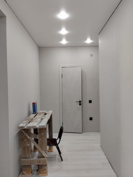 Поклейка обоев и галтелей