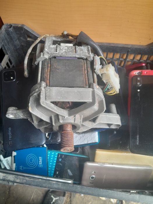Vând  7 motoare electrice  mașina de spalat