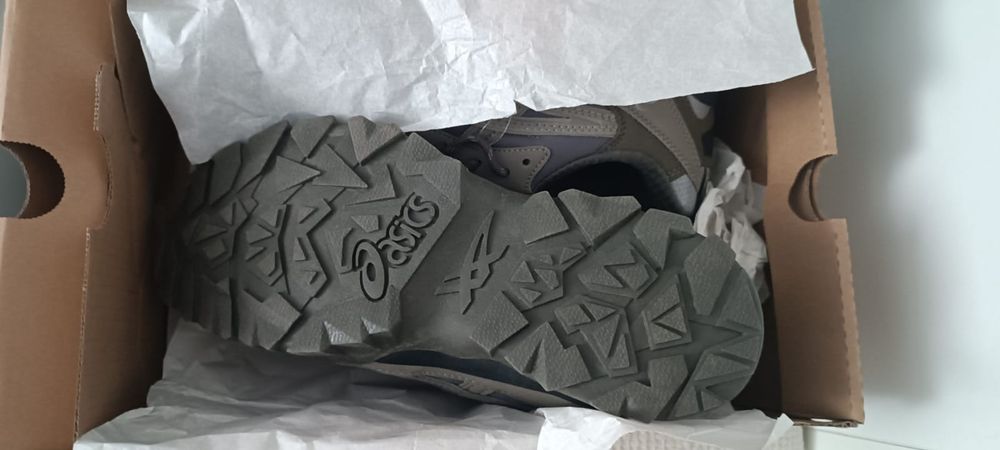 Новые кроссовки ASICS, 40 размер