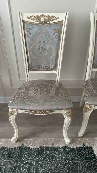 Стол и стулья для гостиной