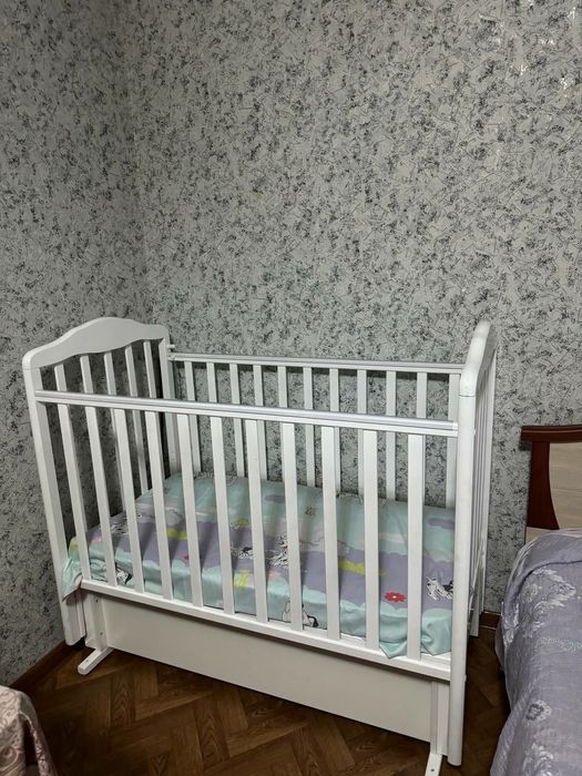 Lulka krovat tebranadi qo'l bilan. Holati yangi deyarli ishlatilmagan,