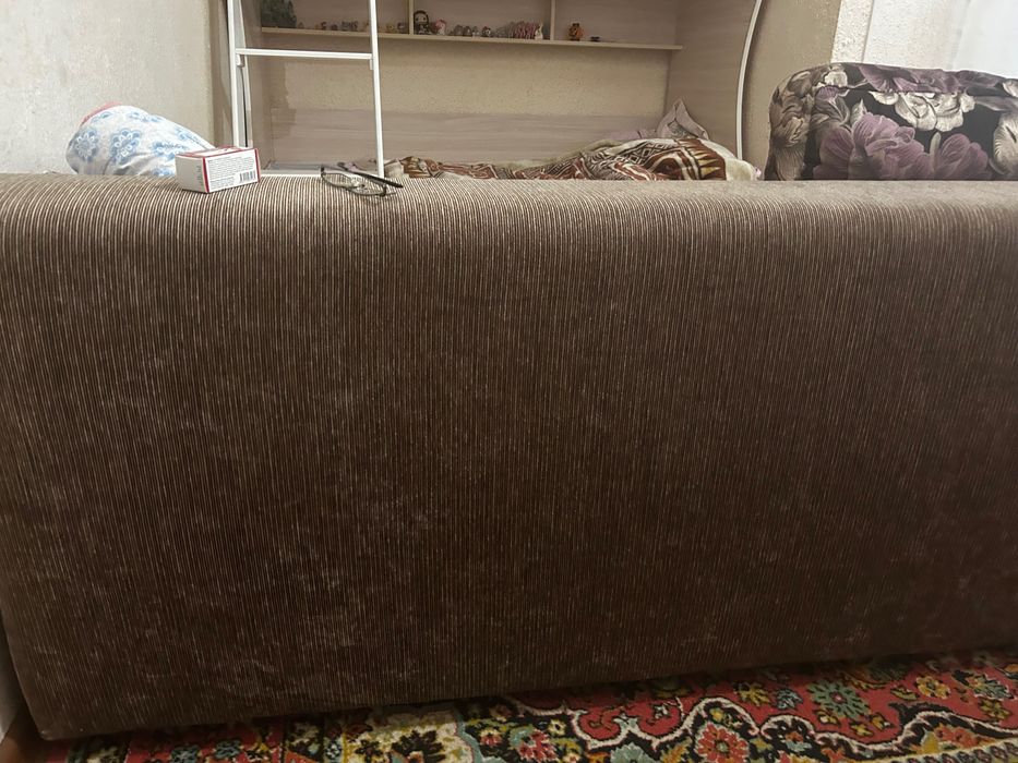 Продам диван б/у, линолеум почти 16м 2