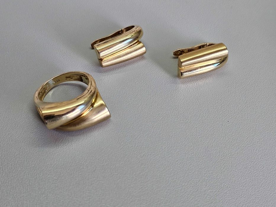 ПРОДАМ Шикарный Комплект: Cерёжки и Кольцо 585 Пробы 13.83 Грамма.