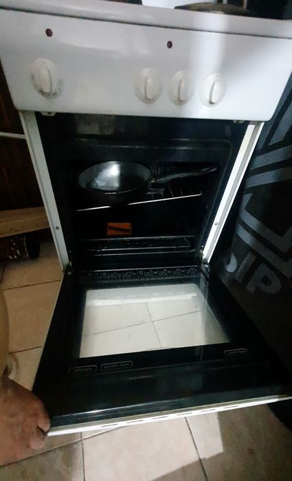 Продам электроплиту с духовкой