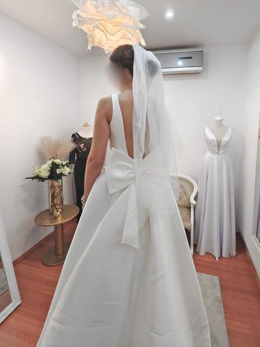 Rochie de mireasa din colectia Rosa Clara, cu trena medie, alb ivory.