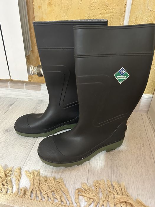 Резиновые сапоги.