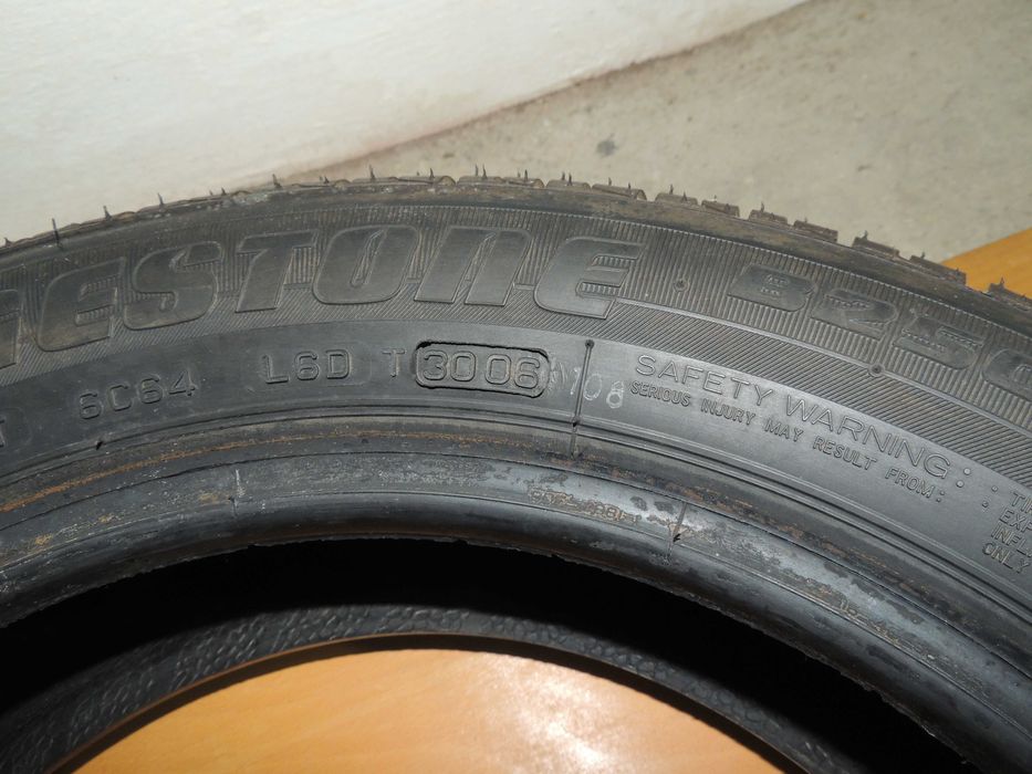 1 бр. гума BRIDGESTONE B-250 165/65 R15 81T.   Клещи за горивна тръба