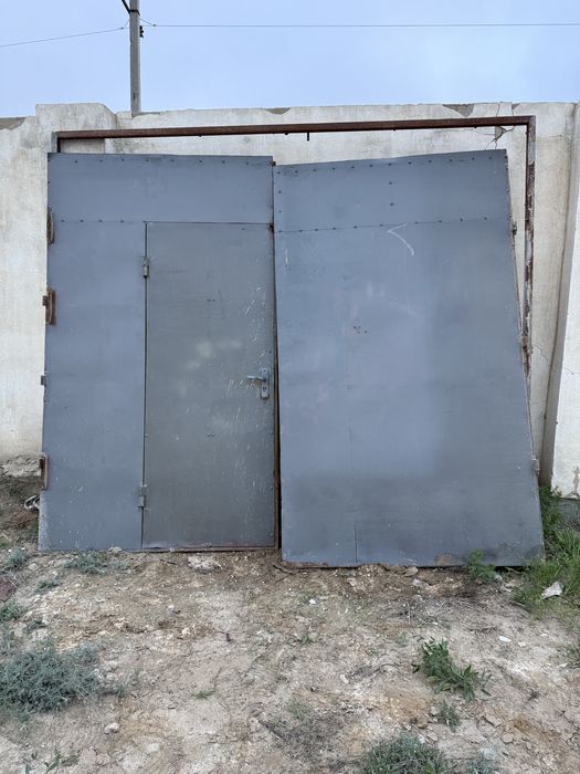 ворота гаража.