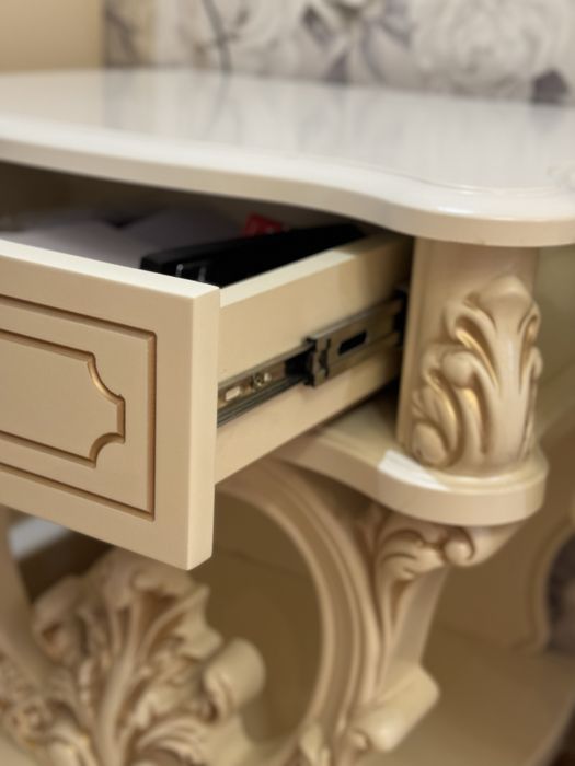 Кровать с прикроватнами тумбами