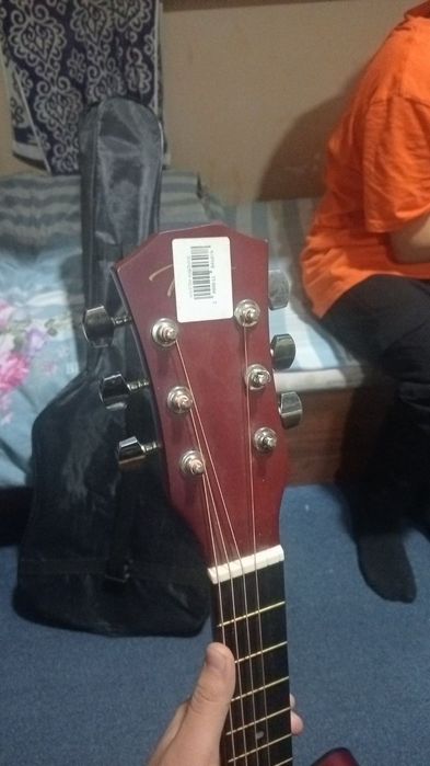 Gitara sotiladi yangi hali siroshni sotiladi