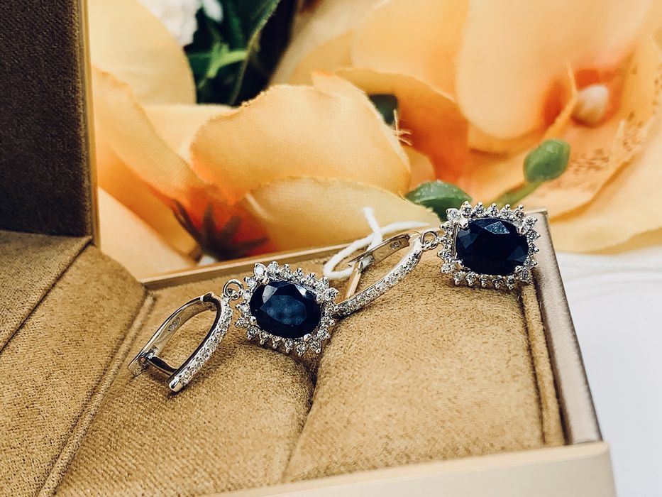 Изящные золотые серьги с бриллиантами и Сапфирами
