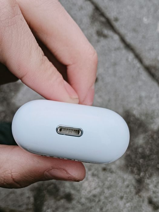 Наушник с чехлом в подарок