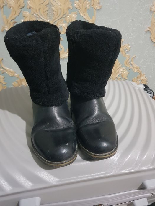Продаётся сапожки для девочек. Из натуральной кожи.
