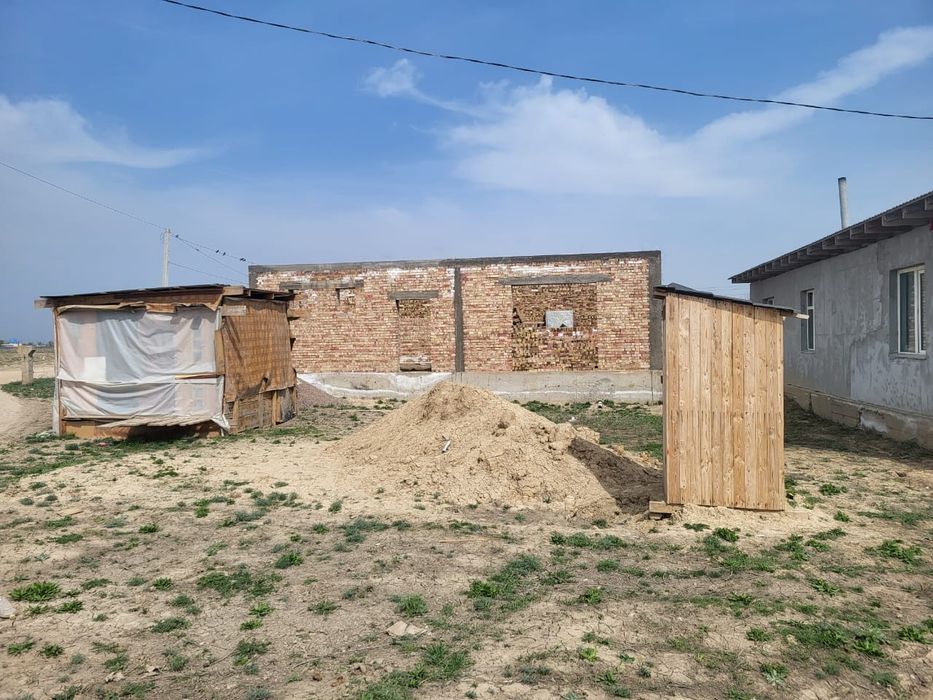 Участок с недостроенным домом