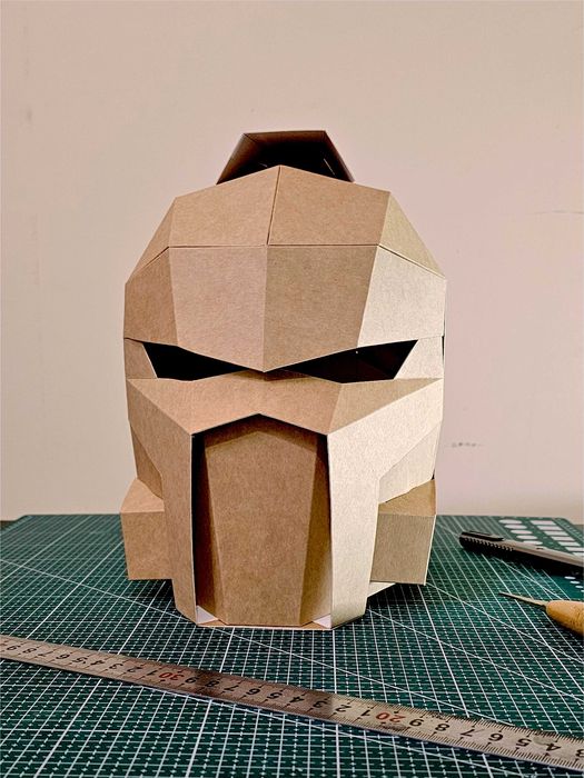 Декоративный 3D шлем из крафт-картона