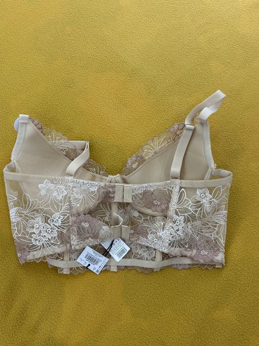 Красиво бюстие в нют цвят бродерия 85C