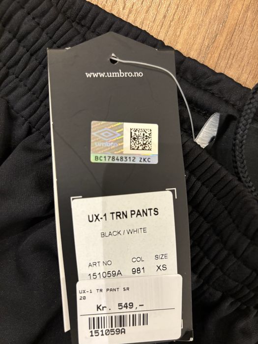 Долнище на анцунг Umbro (XS]