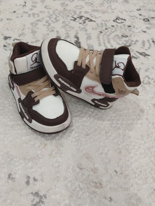 Продам детские ботинки