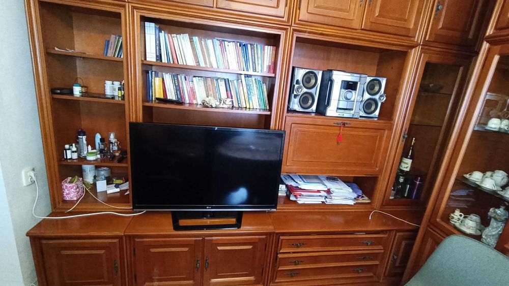 Mobilă din lemn masiv – bine întreținută, aspect deosebit