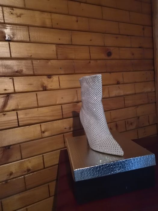 De vânzare - botină de damă cu toc înalt și subțire (stiletto)